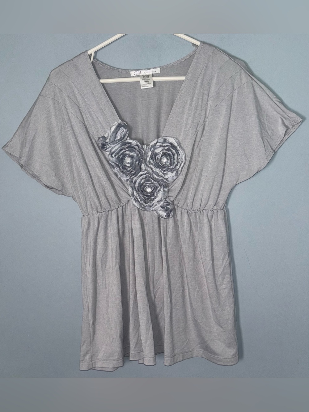 Charlotte Russe Women’s Medium Grey Floral-Accent V-Neck Women’s Top
